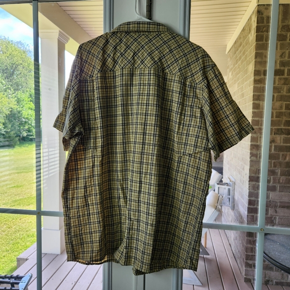 Handsome Columbia Plaid Short Sleeve Shirt XL Two Front Pockets Vented Back - Picture 8 of 8